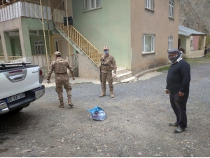 Jandarma Fitrelerini Köylüye Bağışladı