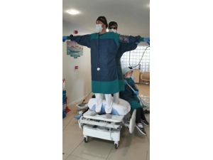 Hasta Yatağını Gemi Yapıp, ‘Titanic’ İle Stres Attılar