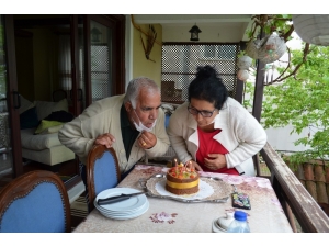 49’uncu Evlilik Yıl Dönümünde Yaşlı Çifte Pastalı Sürpriz