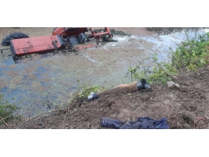 Sulama Kanalı Boşluğuna Düşen Traktörde Can Verdi