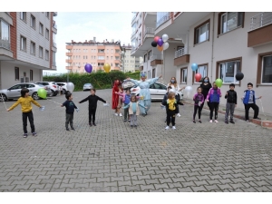 Evden Çıkamayan Çocuklara Palyaçolu Sürpriz