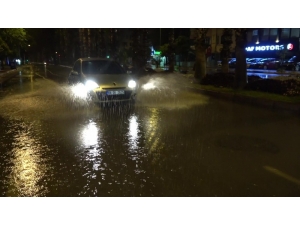 Antalya’da Sağanak Yağış Etkili Oldu