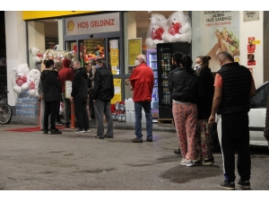 İzmir’de Kısıtlama Sonrası Akaryakıt İstasyonları Marketlerinde Uzun Kuyruk
