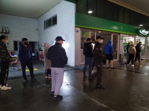 İstanbul’da Kısıtlama Sonrası Akaryakıt İstasyonlarındaki Marketlerde Yoğunluk Oluştu