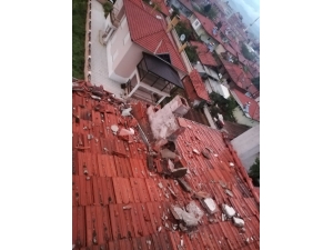 Sındırgı’da Bir Eve Yıldırım Düştü