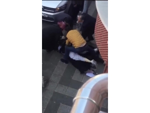 Ekmek Sırasında Bekleyen Kadınların Saç Saça Baş Başa Kavgası Kamerada