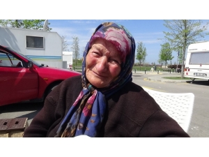 82 Yaşındaki Engelli Kadın Ve Oğlu 90 Gündür Arabada Yaşıyor