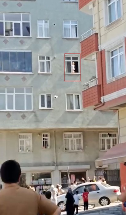esenler-de-3-uncu-katin-evin-penceresinde-yuruyen-bebek-yurekleri-agza-getirdi