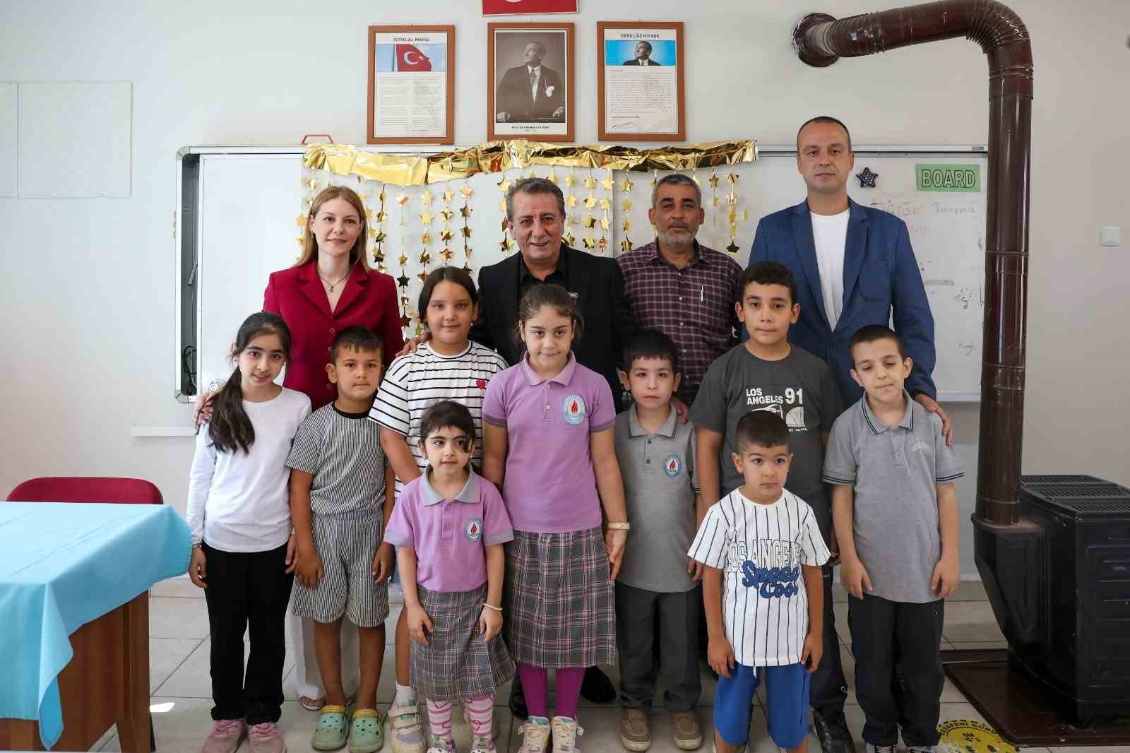 baskan-yetiskin-den-minik-ogrencilere-ilk-gun-surprizi