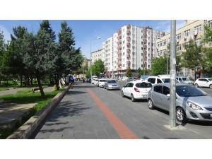 Diyarbakır’da Kısıtlama Kalktı, Vatandaşlar Sosyal Mesafe Kuralına Uyarak Dışarı Çıktı
