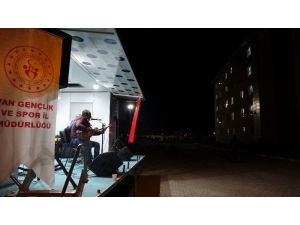 Müzik Sesini Yataktan Duydu, Terliklerle Konser Alanına Geldi