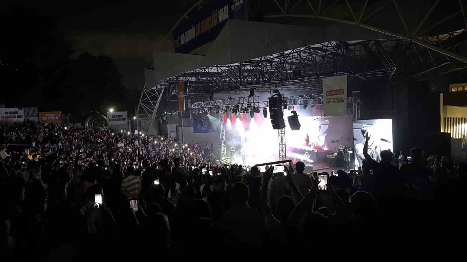 bursa-da-bir-genclik-festivali-nde-poizi-coskusu
