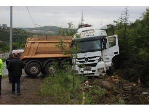 Kontrolden Çıkan Hafriyat Kamyonu Makaslayarak Durabildi: 1 Yaralı
