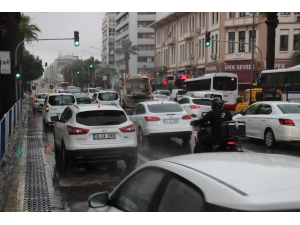 Kısıtlamanın Ardından İzmir’de İlk İş Gününde Yoğun Trafik
