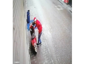 Cep Telefonu Hırsızlık Anı Kamerada