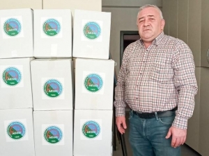 Aliağa’da İş Yerini Açamayan Esnafa Erzak Yardımı Sürüyor