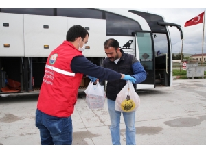 Hatay’a Giderken Yolda Kalan Otobüs Şoförünün Yardımına Belediye Koştu