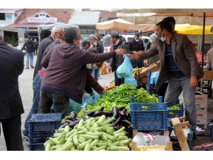Erzincan’da Semt Pazarında Hareketlilik