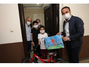 Başkan Kibar, 23 Nisan Ödüllerini Öğrencilere Evlerinde Teslim Etti