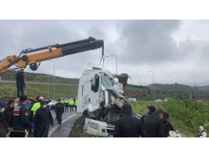 Mıcır Yüklü Kamyon Devrildi, Sürücüsü Hayatını Kaybetti