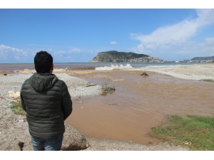 Alanya’da Denizin Rengi Kahverengiye Dönüştü