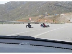 Motosikletle Kaza Anı Cep Telefonu Kamerasına Yansıdı