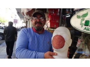 Maske Kullanımına Dikkat Çekmek İçin Osmanlı Sucuğundan Maske Yaptı