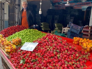 Yazlık Meyveler Tezgahlarda Yerlerini Almaya Başladı