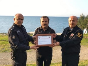 Korana Virüsle Mücadeleye Önemli Destek Veren Muhtara Teşekkür Belgesi