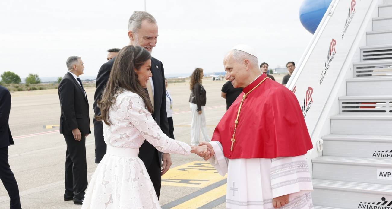papa-14-leo-ispanya-da-kral-felipe-ve-kralice-letizia-tarafindan-resmi-torenle-karsilandi