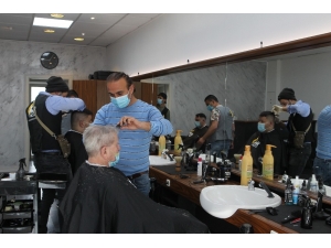 Almanya’da Kuaförler 42 Gün Sonra Yeniden Açıldı