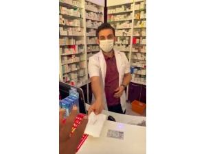 Türkiye Aşığı Fransız’dan Marketten Sonra Eczaneden Kimlikle Maske Alma Videosu
