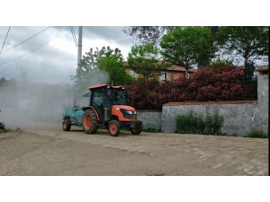 Kendi İmkanlarıyla Mahallesini Dezenfekte Ediyor