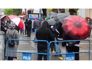 Virüse Ve Yağışa Aldırış Etmeden Kuyruk Oluşturdular