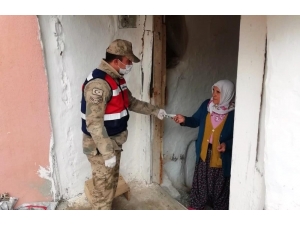 Jandarma Ekipleri Yardım Paralarını Evlere Ulaştırıyor