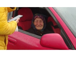 Otomobilde Yaşayan 82 Yaşındaki Engelli Kadın İle Oğluna Yardım Eli
