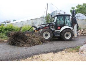Erdemli’de Çiftçilerin Bahar Temizliğine Belediye Desteği