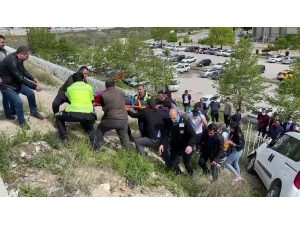 Önce Yayalara, Sonra Demir Korkuluklara Çarptı: 1’i Ağır 3 Yaralı