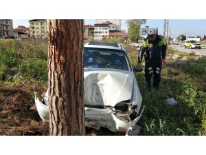 Samsun’da Direksiyonu Kilitlenen Otomobil Ağaca Çarptı: 1 Yaralı