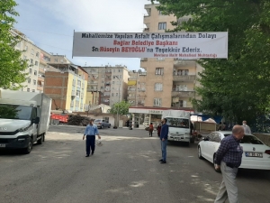 20 Yıl Sonra Asfaltla Tanışan Mahalle Sakinlerinden Başkan Beyoğlun’a Pankartlı Teşekkür