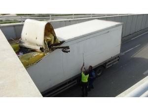 Kargo Kamyonu Hemzemin Geçitte Sıkıştı