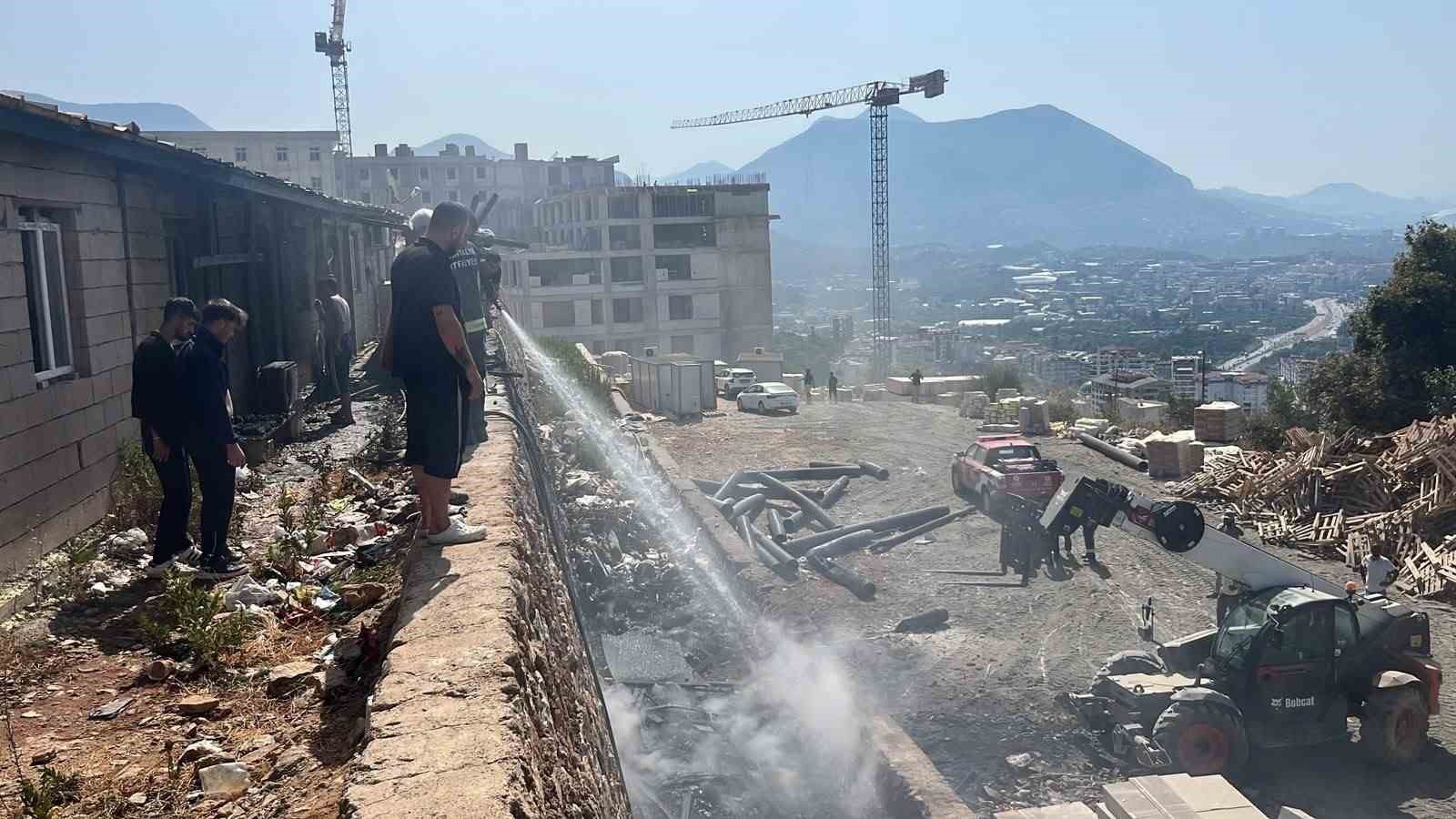alanya-da-insaat-borulari-alev-aldi-yangin-yatakhaneye-sicradi