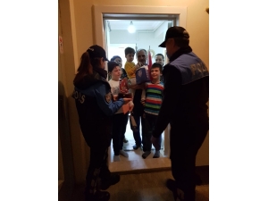 Salgınla Mücadele Eden Ailenin Çocuğuna Polislerden Doğum Günü Sürprizi