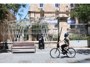 İsrail’de Korona Tedbirlerinin Gevşetilmesinin Ardından İnsanlar Sokaklara Akın Etti