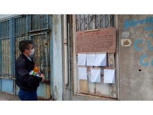 Kapıya Astığı Yazıya Şaşıp Kaldılar, Kimse Anlayamadı