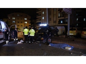 Direğe Çarpan Otomobil Hurdaya Döndü: 1 Ölü, 1 Yaralı