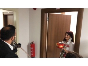 Karantinada Doğum Günü Kutlanan Ece Gözyaşlarını Tutamadı