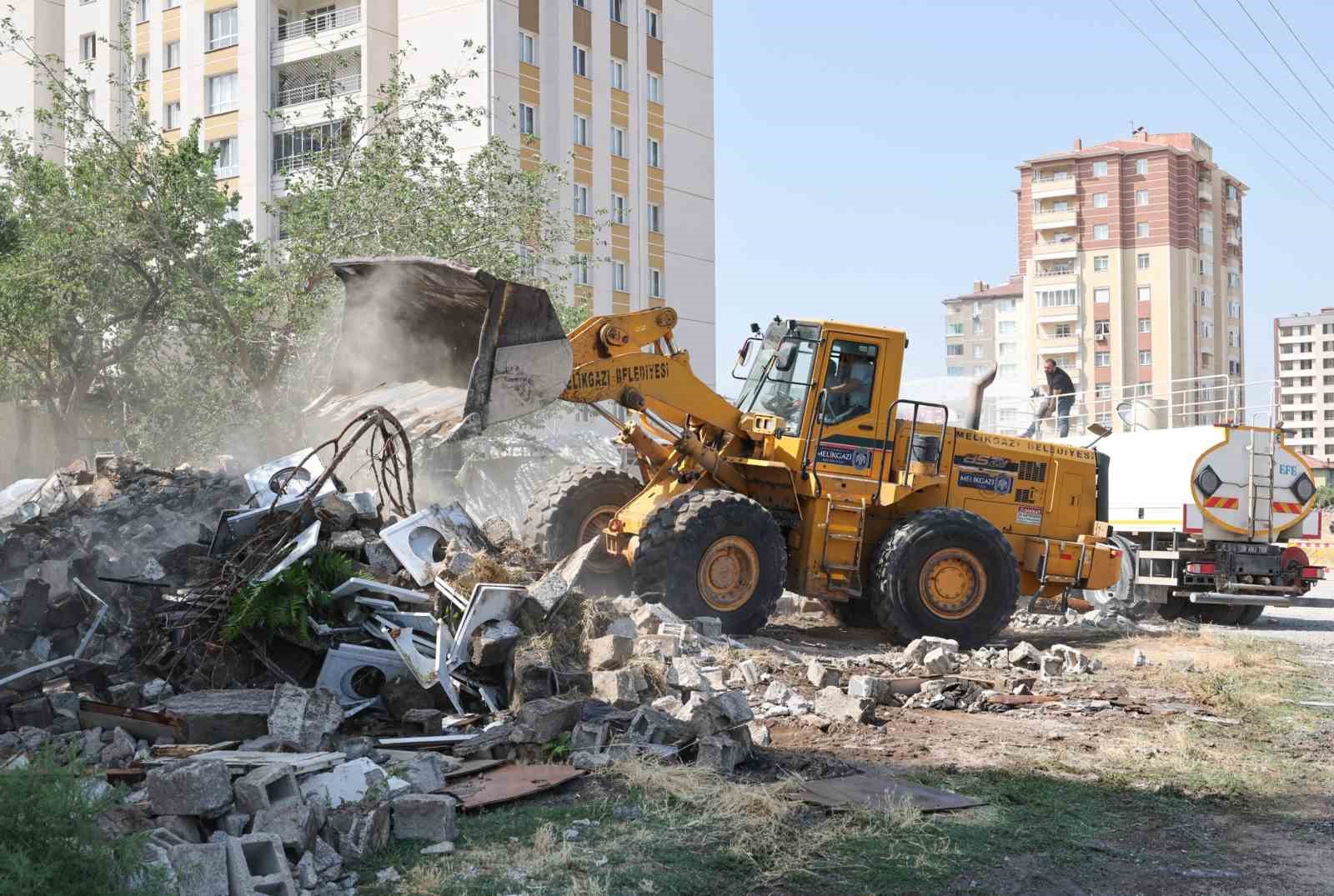 yildirim-beyazit-ta-9-gecekondu-kaldirilarak-yerini-park-alanina-birakti