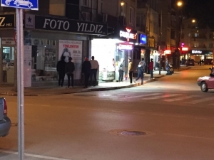 İnegöllüler İftar Sonrası Kendilerini Sokağa Attı