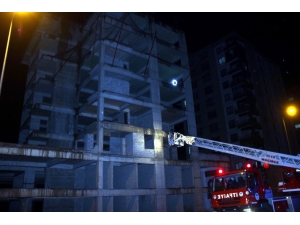 İnşaatın Çatısına Çıktığı Söylenen Şahıs Ekipleri Harekete Geçirdi